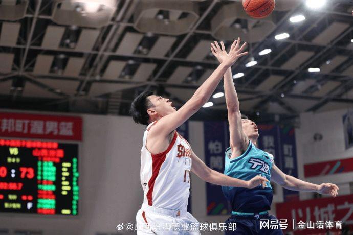 世界杯高清比赛观看-太离谱了！2米22中锋0分0助，仅抢了1个篮板，在场上竟然防自己人