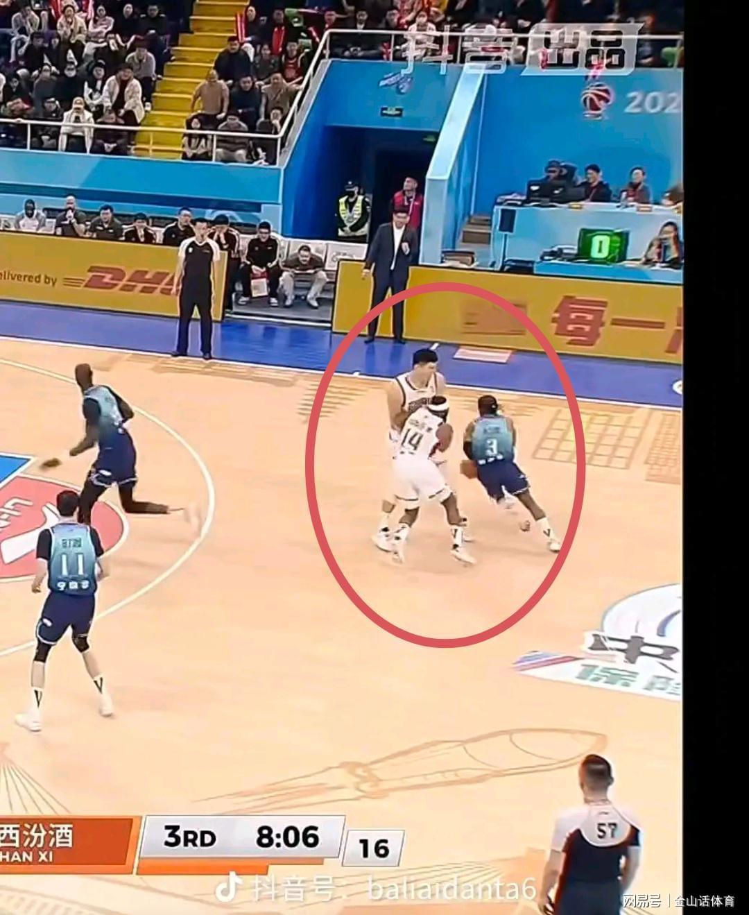 世界杯高清比赛观看-太离谱了！2米22中锋0分0助，仅抢了1个篮板，在场上竟然防自己人